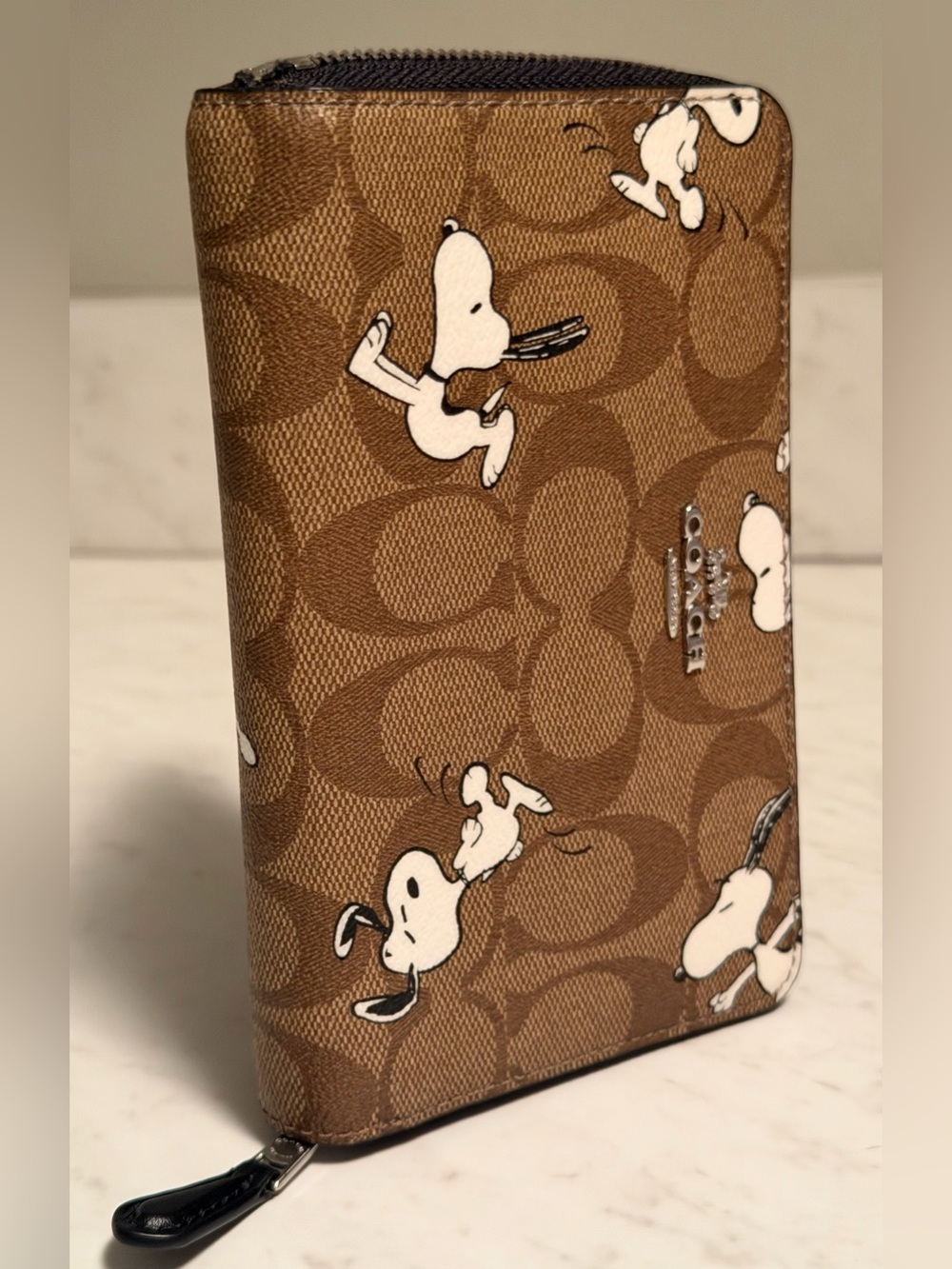 Coach X Peanuts Signature Snoopy Zip-Around Wallet Medium - Brown
